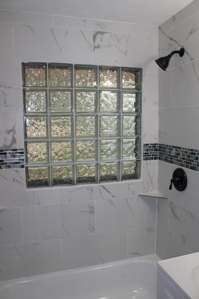 Building Photo - Spacious 4-bedroom, 1.5-bath home located ...