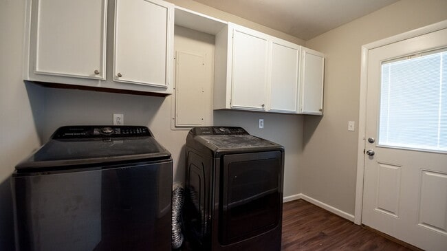 Building Photo - Beautiful home available today!