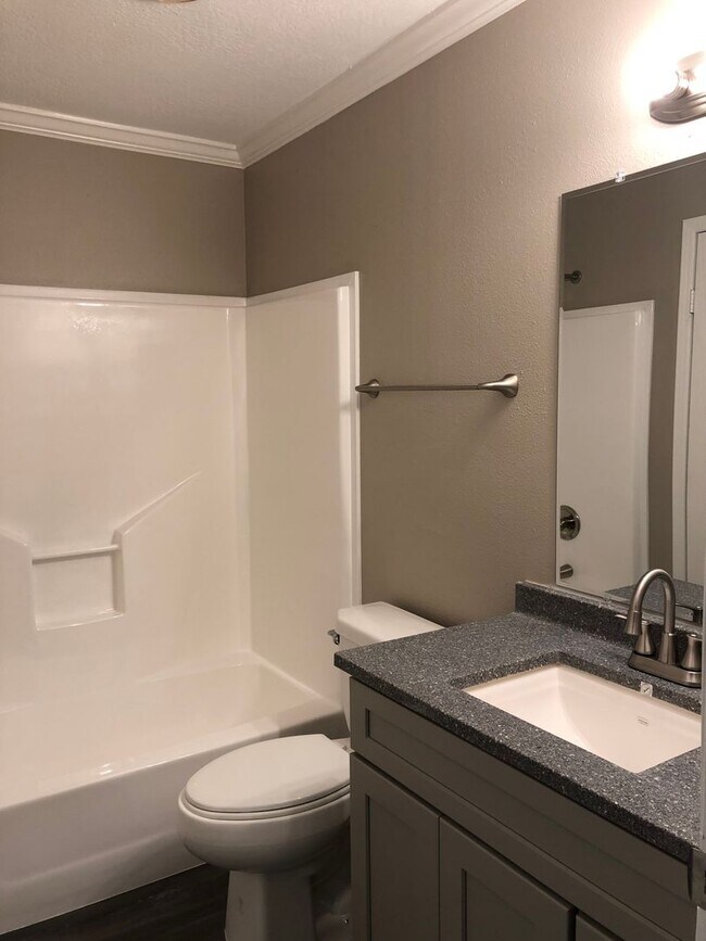 Building Photo - 109 Varsity Dr