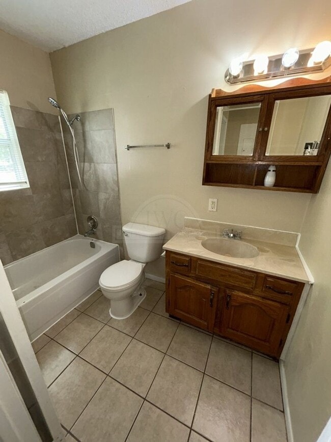 Building Photo - 908 Sutton Dr