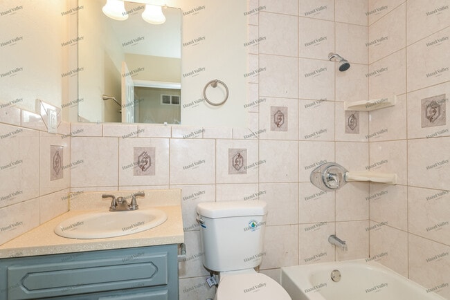 Building Photo - 2685 Cheshire Dr