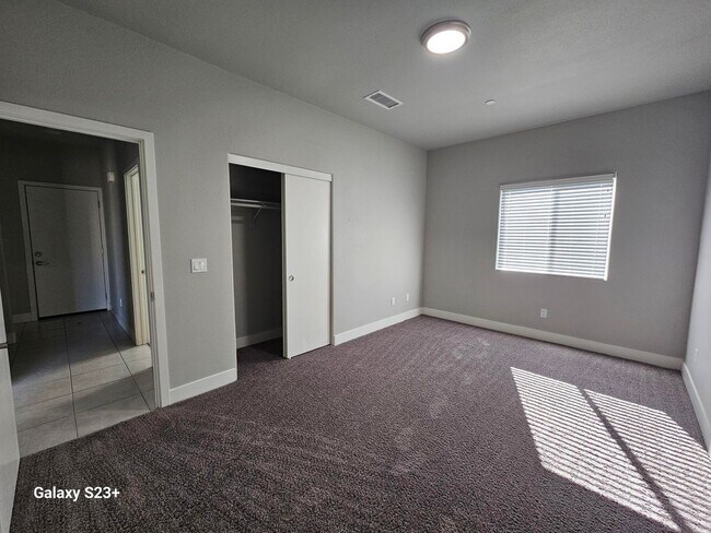 Building Photo - CHARMING NEWER CONTEMPORARY 3 BED/2 BATH AVAILABLE NOW