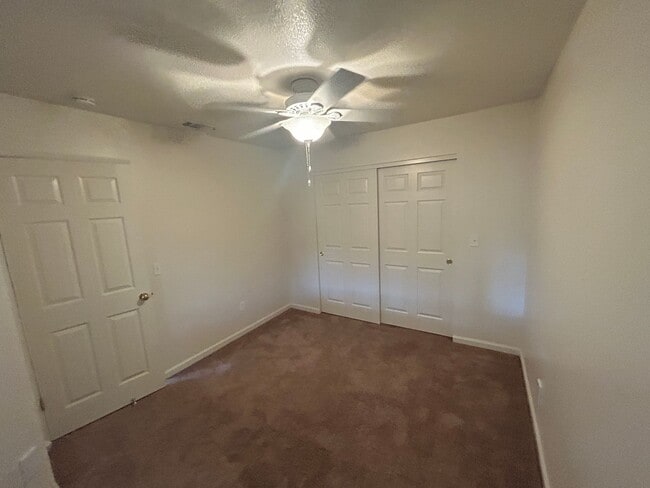 Building Photo - Spacious Halfplex