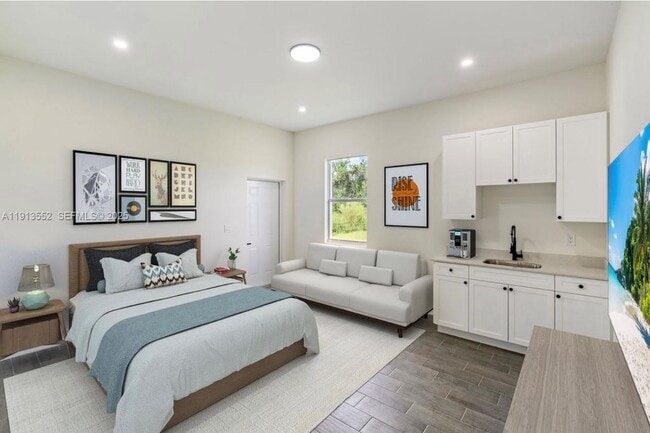 Building Photo - 710 Peacock Ave