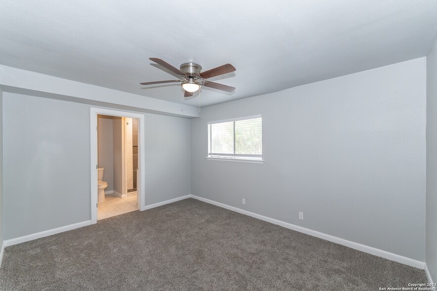 Master bedroom - 331 Byrnes Dr