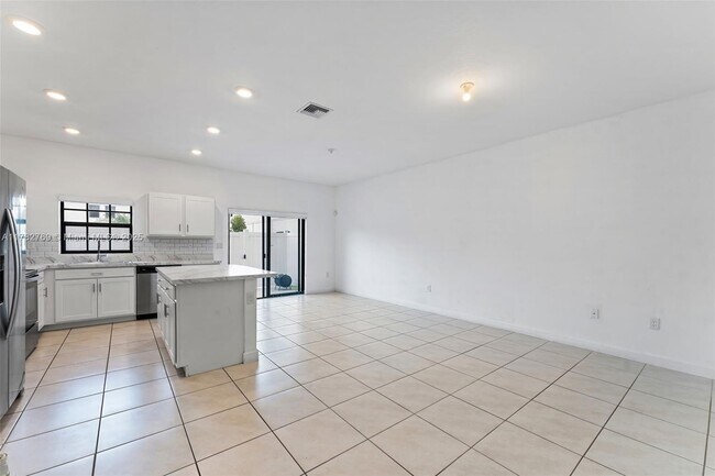 Building Photo - 1161 SW 6th Ct