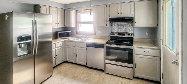 Building Photo - 2 + Bedroom, 3-level Townhouse on Amherst ...