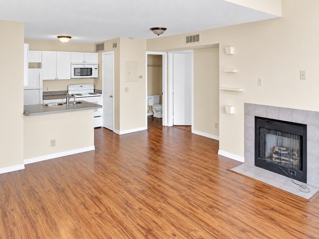 Building Photo - 305 Lakepointe Dr