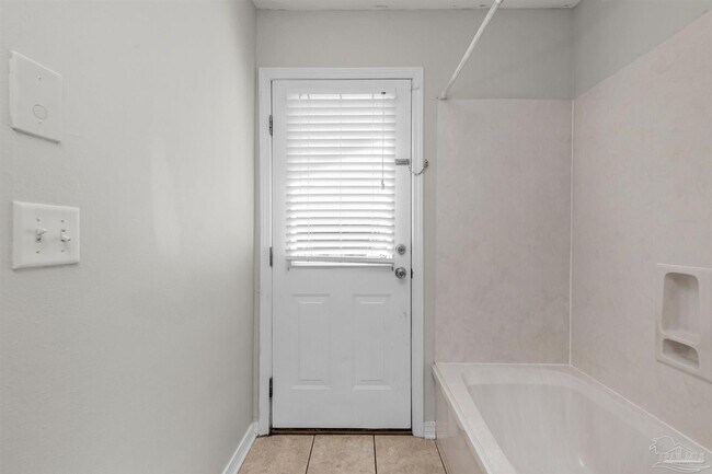 Building Photo - 2491 Parkridge Dr