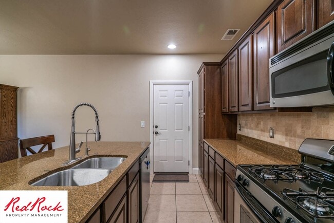 Building Photo - Move In Special- $500 Off First Month's Rent! 3 Bedroom, Fully Furnished Home.