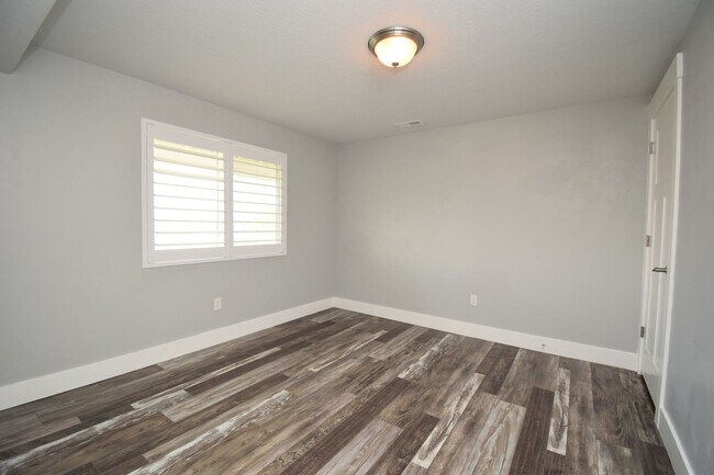 Building Photo - Spacious and Bright 5 Bed 3.5 Bath in Riverton!!