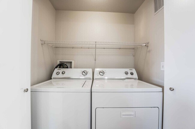 Building Photo - Gated Community Luxury Condo!