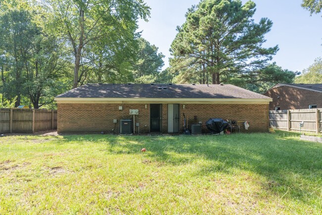 Building Photo - MOVE IN READY Apartment near College Drive...