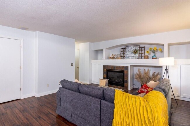 Building Photo - AMAZING 4 Bed 4 Bath Single Family Home in...