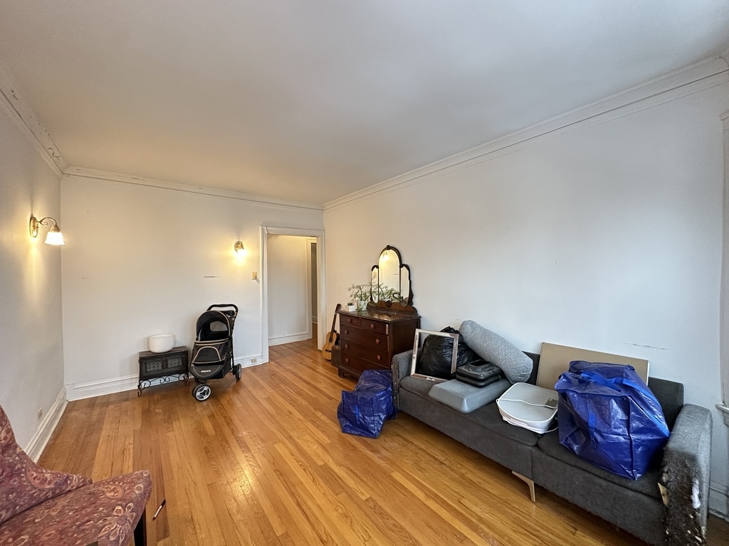 Building Photo - 1907 W Larchmont Ave