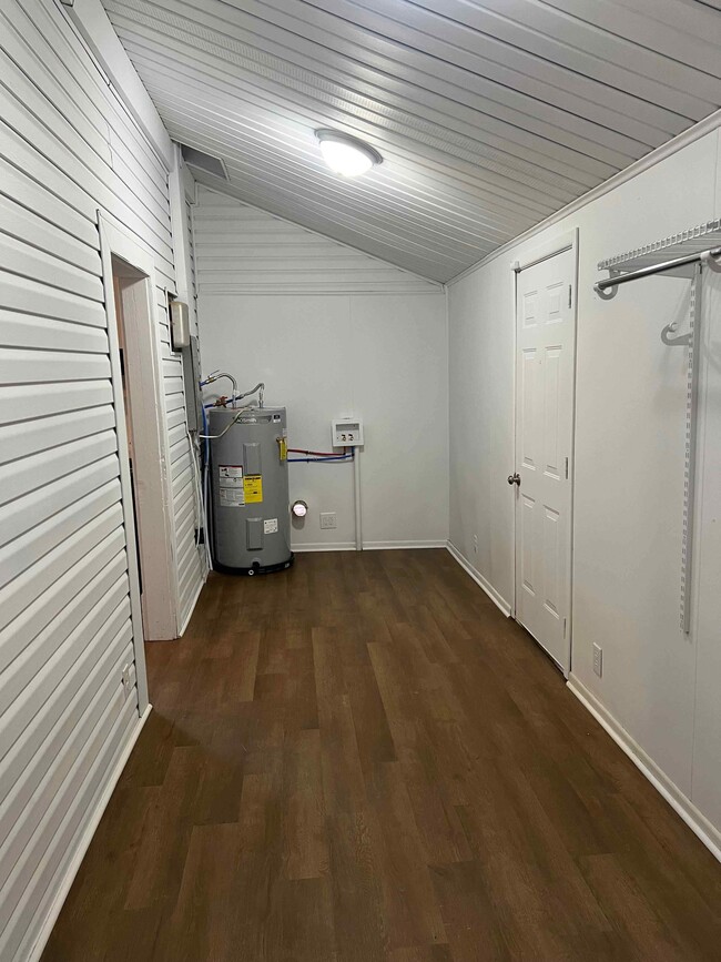 Building Photo - 855 College St