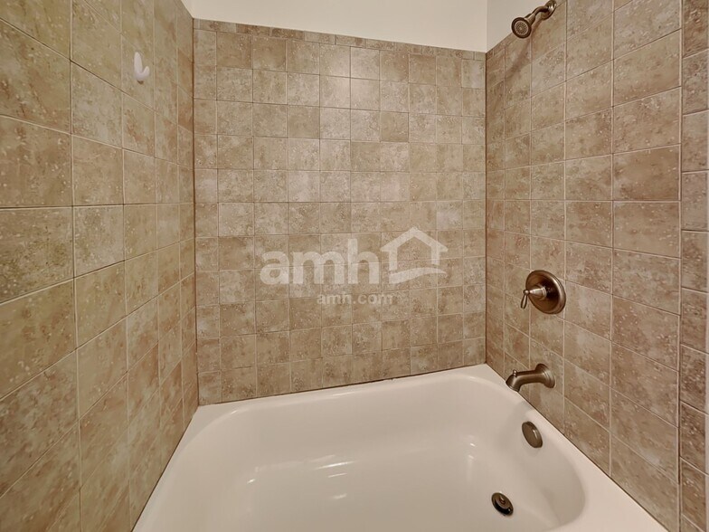 Building Photo - 1522 Balvaird Dr SE