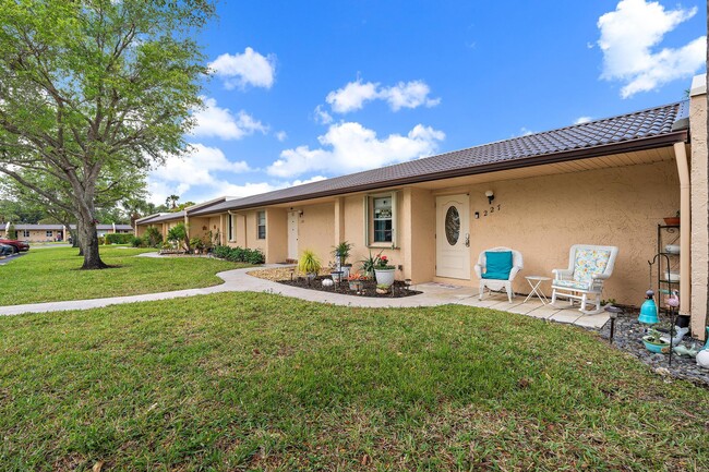 Building Photo - 227 Lake Meryl Dr