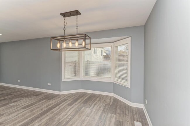 Building Photo - 585 Cambridge Way