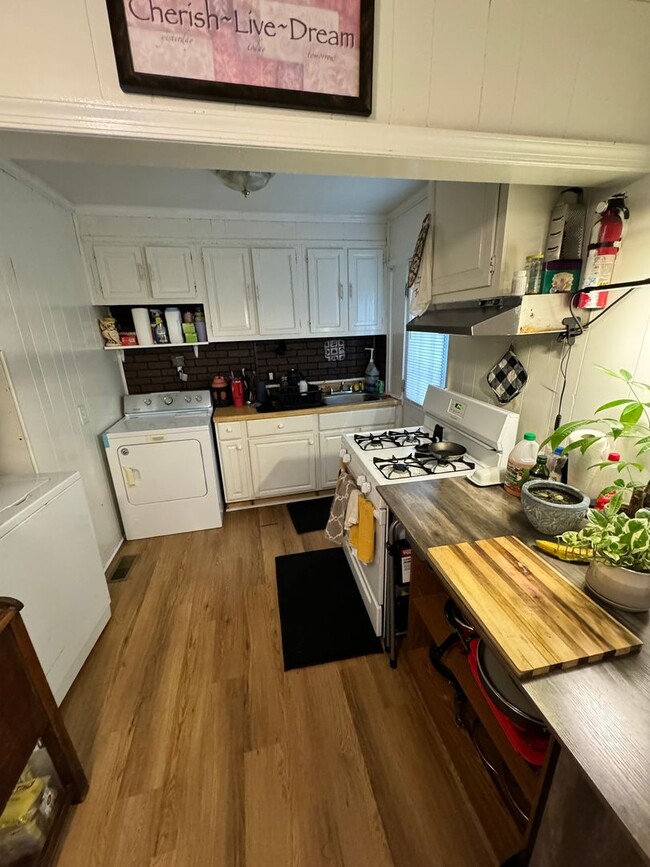 Building Photo - 3 bed house in Church Hill! Central HVAC, laundry, yard with shed!