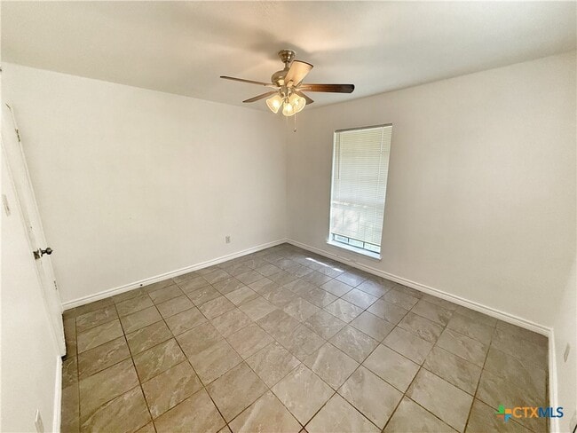 Building Photo - 912 Spring Hill Dr