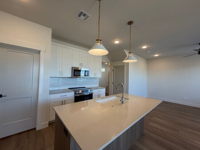 Building Photo - BRAND NEW TOWNHOME FOR RENT BY CRIMSON CLIFFS!