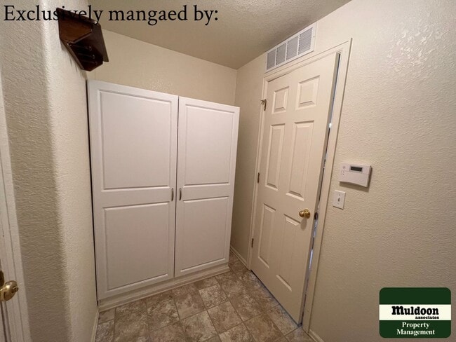 Building Photo - Stunning 3  Bedroom Home with lots of space and a beautiful fenced back yard -