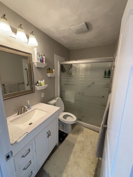 tub/shower combo in unit - 450 Ponderosa Ave
