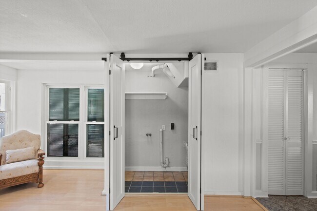 Building Photo - 611 Church St