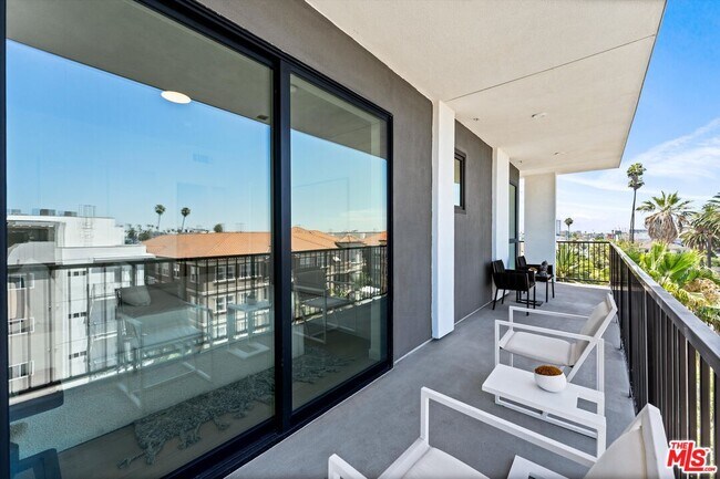 Building Photo - 904 S New Hampshire Ave