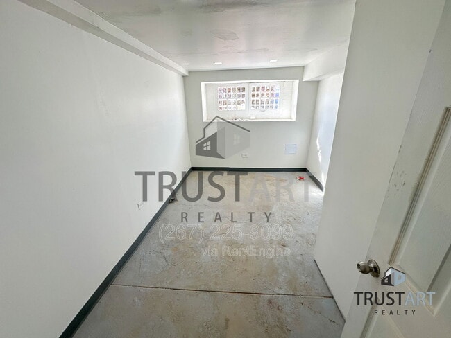 Building Photo - 805 Lindley Ave