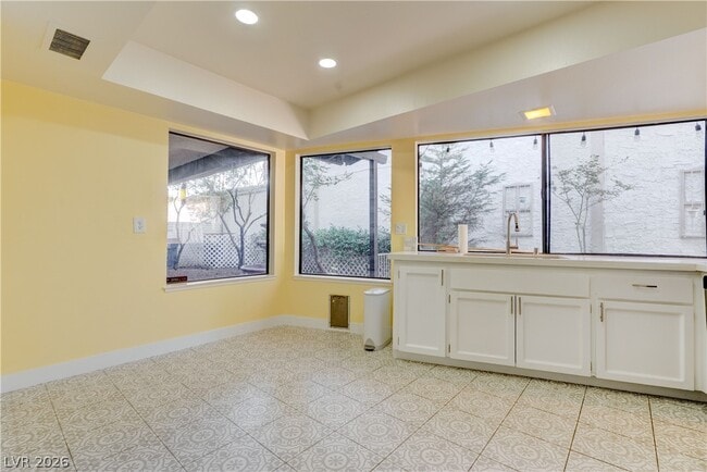 Building Photo - 2204 Plaza Del Robles