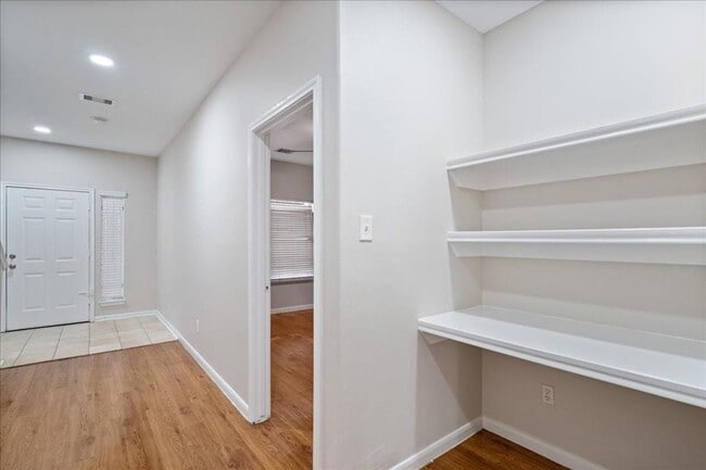 Building Photo - Roomy 4bdr Near NRG