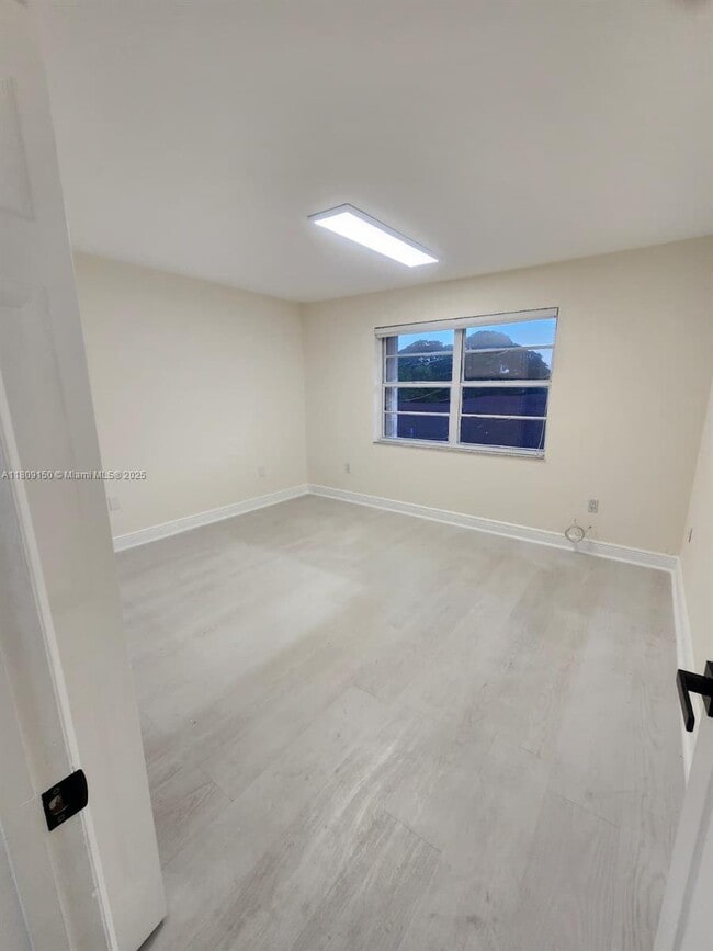 Building Photo - 200 SW 113th Ave
