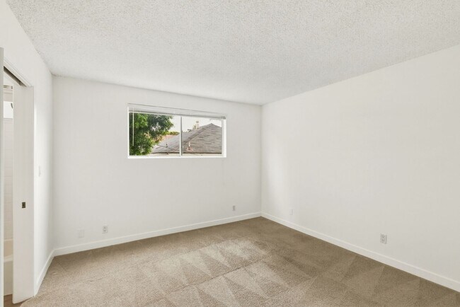 Building Photo - HUGE 2 bed 2 bath in Prime Santa Monica!