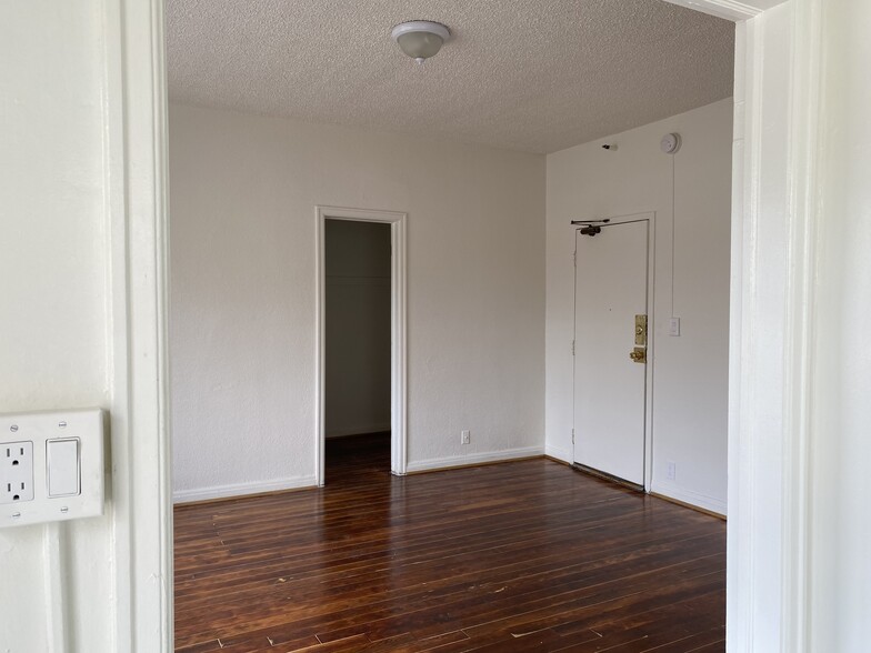 Building Photo - 545 S Hobart Blvd