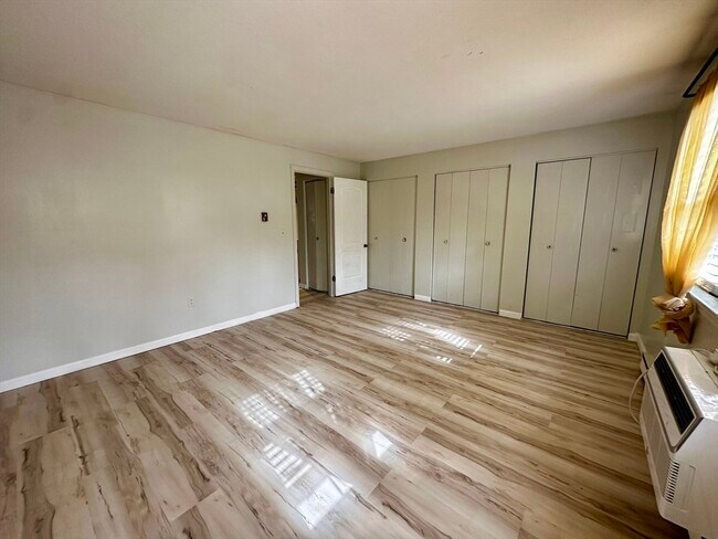 Building Photo - 540 Granby Rd