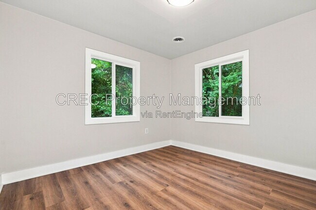 Building Photo - 1605 Pineview Rd