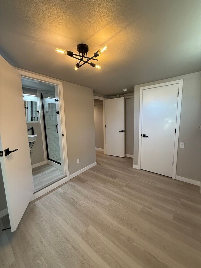 Building Photo - 943 S Wells Ave