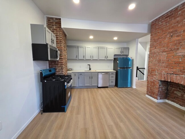 Building Photo - Fully Updated 4 bedroom 2 bathroom Apartment for rent in the Northside!