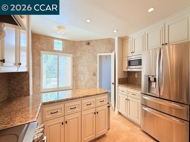 Building Photo - 6220 Lakeview Cir