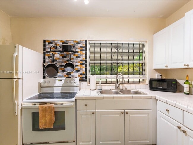 Building Photo - 6320 SW 58th Pl
