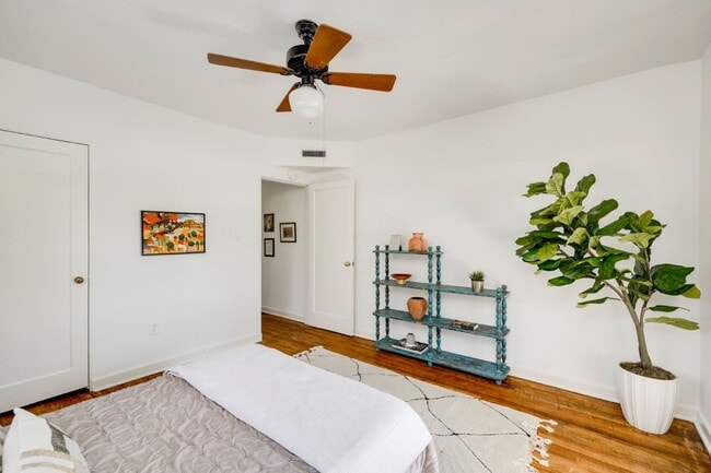 Building Photo - J07