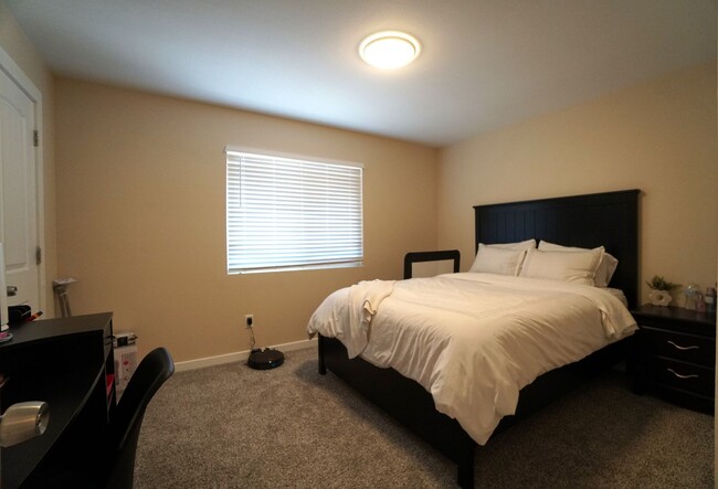 Building Photo - 7980 Camfield Cir