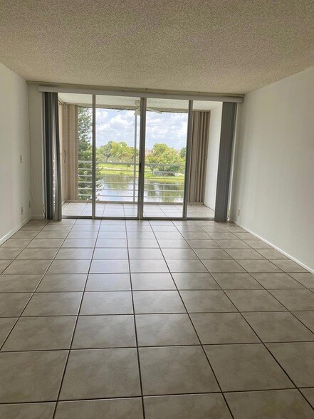 Building Photo - 9440 Poinciana Pl