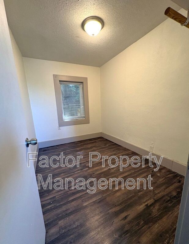 Building Photo - 103 Locust St