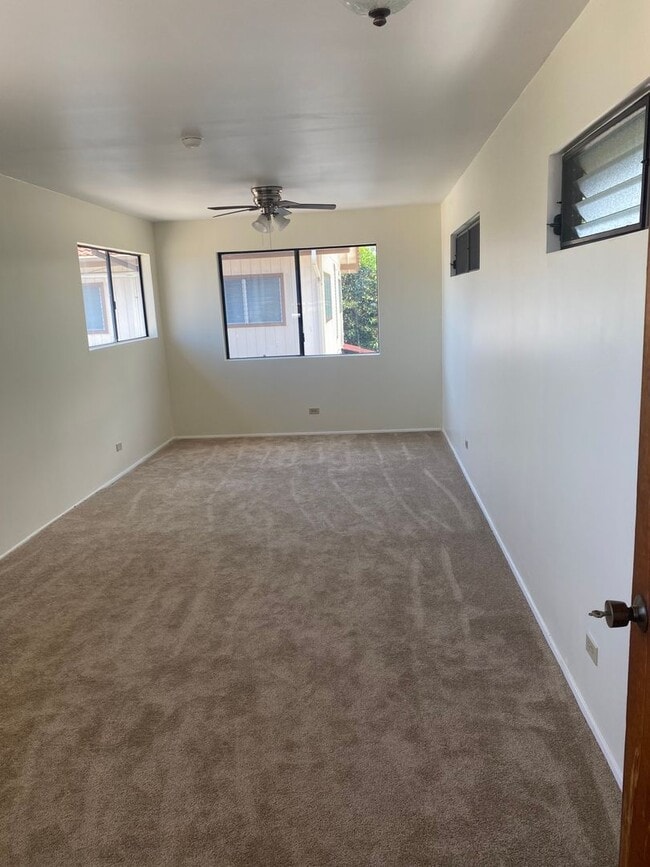 Building Photo - Quiet Kaimuki Neighborhood, 4 bedroom, 2 B...