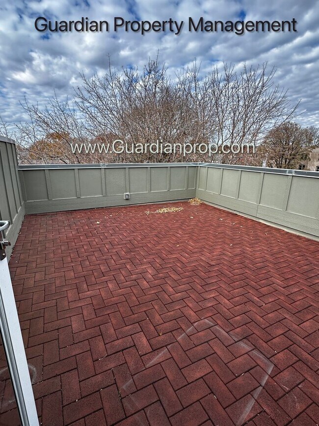 Building Photo - Spacious Uptown Side By Side, Dishwasher, Garage, In Unit Laundry, Private Rooftop Deck