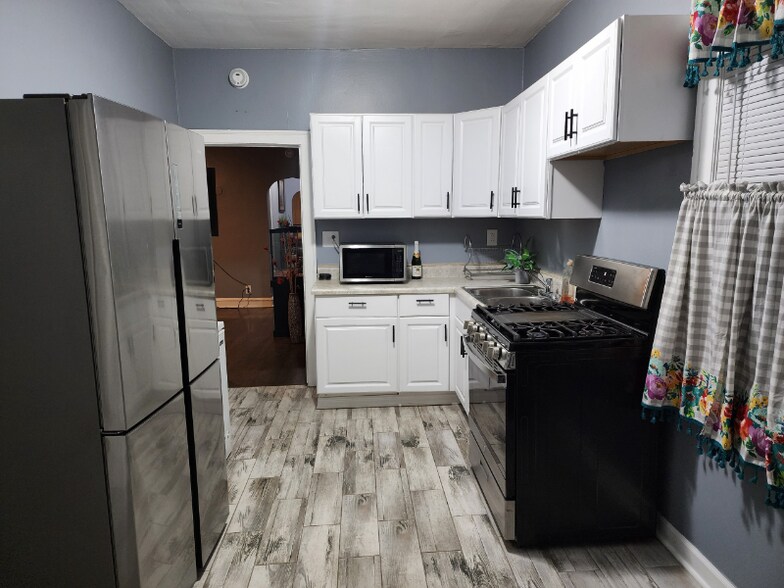 Building Photo - 7637 S Paulina St