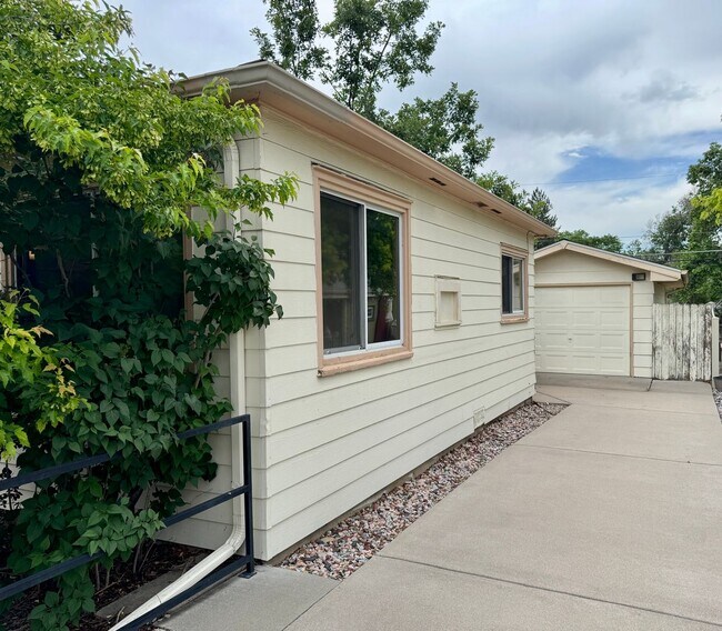 Building Photo - Beautiful 2 Bedroom Ranch Home Furnished o...